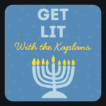 Pegatina Cuadrada Divertida Moda "Get Lit" Personalizada Menorah Han<br><div class="desc">¡Trae una chispa festiva a tus celebraciones de Hanukkah con estos pegatinas divertidos de "Get Lit"! Con un ilustracion menorah audaz, un texto con el nombre de la familia del personalizable y un mensaje lúdico, estos pegatinas son perfectos para agregar personalidad a las bolsas de regalo, cajas de favores o...</div>