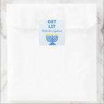 Pegatina Cuadrada Divertida Moda "Get Lit" Personalizada Menorah Han<br><div class="desc">¡Trae una chispa festiva a tus celebraciones de Hanukkah con estos pegatinas divertidos de "Get Lit"! Con un ilustracion menorah audaz, un texto con el nombre de la familia del personalizable y un mensaje lúdico, estos pegatinas son perfectos para agregar personalidad a las bolsas de regalo, cajas de favores o...</div>