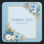 Pegatina Cuadrada Dorado Rosa Azul Polvoriento Esquina Floral Acuare<br><div class="desc">Descubre nuestra exquisita etiqueta adhesiva de acuarela floral de esquina en azul polvoriento y dorado rosa, un hermoso toque final para tu correspondencia más elegante. Este diseño se basa en un fondo azul claro suave y texturizado con un marco dorado rectangular clásico y limpio que define el espacio central. Cascadas...</div>