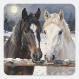 Pegatina Cuadrada Dos caballos en una granja nevada bajo la luz de l