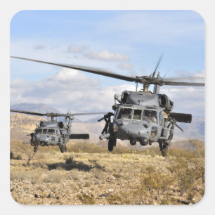 Pegatina Cuadrada Dos helicópteros HH-60 Pavehawk preparándose para