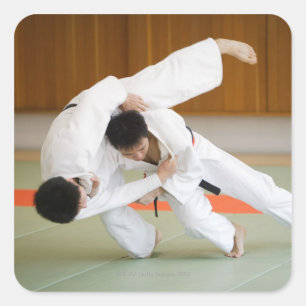 Pegatina Cuadrada Dos hombres compitiendo en un Judo Match 2