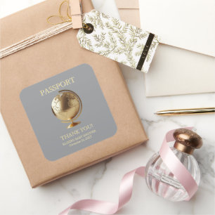 Pegatina Cuadrada Ducha de bebé de viaje con pasaporte Globo de Oro