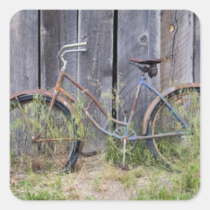 Pegatina Cuadrada EE. UU., Oregón, Bend. Una bicicleta vieja destart