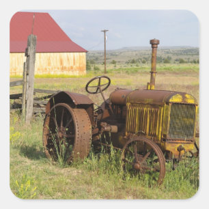 Pegatina Cuadrada EE. UU., Oregón, Shaniko. Tractor viejo oxidado en