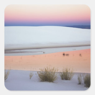 Pegatina Cuadrada El cielo del atardecer reflejado en la piscina de 