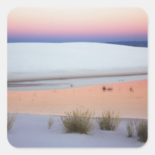 Pegatina Cuadrada El cielo del atardecer reflejado en la piscina de 