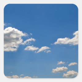 Pegatina Cuadrada El cielo es azul y las nubes blancas están pasando