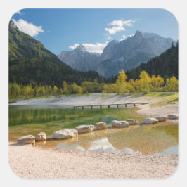 Pegatina Cuadrada El lago Jasna en los Alpes eslovenos en otoño