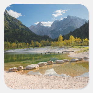 Pegatina Cuadrada El lago Jasna en los Alpes eslovenos en otoño