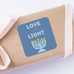 Pegatina Cuadrada El Menorah judío "Amor y Luz" Hanukkah Azul<br><div class="desc">Con un fondo azul sereno,  un brillante ilustracion menorah y el inspirador mensaje "Amor y Luz",  estos pegatinas añaden calidez y significado a sus reuniones de vacaciones. Perfecto para cenas familiares,  fiestas o cualquier celebración festiva de Hanukkah,  llevan tanto estilo como espíritu a la celebración.</div>