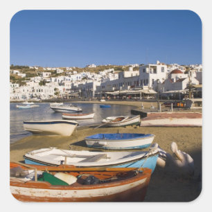 Pegatina Cuadrada El pueblo portuario con coloridos barcos pesqueros