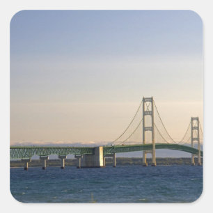 Pegatina Cuadrada El puente de Mackinac que atraviesa los Estrechos 