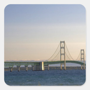 Pegatina Cuadrada El puente Mackinac que recorre el estrecho de 3