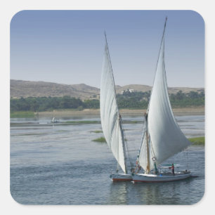 Pegatina Cuadrada El río Nilo y los barcos de vela utilizados como