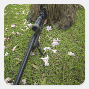 Pegatina Cuadrada El soldado practica táctica del francotirador