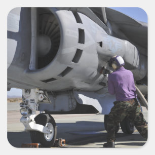 Pegatina Cuadrada El técnico del combustible de aviación ata una