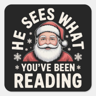 Pegatina Cuadrada Él ve lo que has estado leyendo Santa libresco