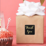 Pegatina Cuadrada Elegante fiesta de oro negro favorece a Boda graci<br><div class="desc">Tipografía personalizado,  personalizada,  elegante,  negra y dorada amarilla,  escritura gracias pegatina cuadrado. Un elegante pegatina de agradecimiento por sellar los favores de su fiesta para boda,  celebraciones de aniversario,  recepciones,  ceremonias,  cumpleaños,  ducha de novia,  ducha de bebé,  festividades o cualquier otra ocasión especial.</div>