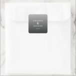 Pegatina Cuadrada Elegante Gratitud Gris<br><div class="desc">Esta pegatina de boda presenta un diseño minimalista con un fondo gris degradado que transita de claro a oscuro. La composición es limpia y equilibrada, mostrando dos nombres en tipografía serif elegante conectados por un ampersand, seguido de un simple "gracias" en una fuente sans-serif contrastante. La paleta de colores en...</div>