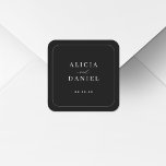 Pegatina Cuadrada Elegante y simple tipografía boda negro<br><div class="desc">Moderno sello para sobres de invitación a la boda minimalista en negro o pegatina de grupos de favores con un elegante y elegante guión de caligrafía de moda de moda con esquinas redondeadas. Fácil de personalizar con tus detalles! Adecuado para bodas románticos clásicos, neutros y con corbata negra. Tenga en...</div>