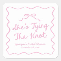 Ella está atando el nudo de la hermosa ducha de no