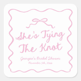 Pegatina Cuadrada Ella está atando el nudo de la hermosa ducha de no