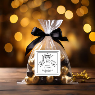 Pegatina Cuadrada Ella Lo Hizo Graduando El Nombre De Graduación De 