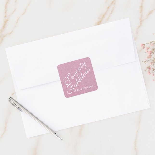 Pegatina Cuadrada Emblema de letra script setenta y fabuloso con bri (Seventy and Fabulous Pink Glitter Script Emblem Square Sticker)