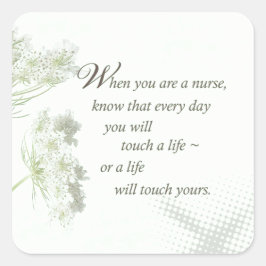 Pegatina Cuadrada Enfermera toca una vida con flores silvestres