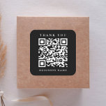 Pegatina Cuadrada Enlace al sitio web del código QR Gracias Negra pr<br><div class="desc">Simple gracias pegatina con el enlace de su sitio web de código QR. Para una personalización más avanzada de este diseño,  haga clic en el BOTÓN HERRAMIENTA DE DISEÑO AZUL de arriba. También están disponibles los elementos coincidentes.</div>
