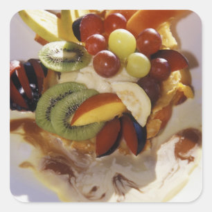 Pegatina Cuadrada Ensalada de frutas con helado.