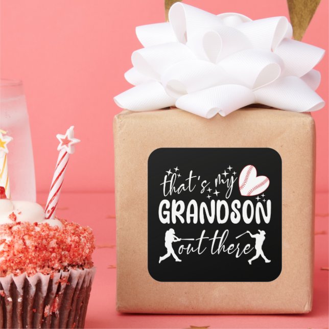 Pegatina Cuadrada Es mi nieto ahí fuera, abuela divertida (Fiesta)