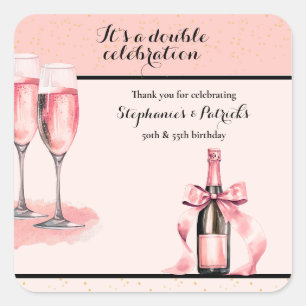 Pegatina Cuadrada Es un Cumpleaños de Champán Rosa Doble Celebración