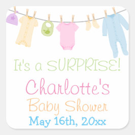 Pegatina Cuadrada Es un Fiesta de Baby Shower de ropa sorprendente