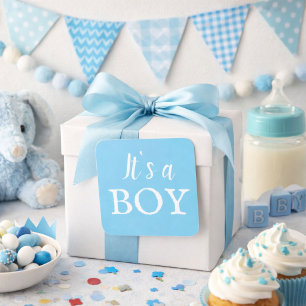 Pegatina Cuadrada Es un niño tipografía azul bebé Baby Shower