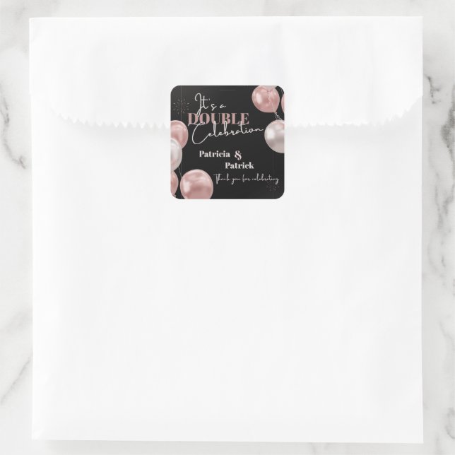 Pegatina Cuadrada Es una doble celebración cumpleaños conjunta graci (Bolso)