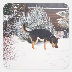 Pegatina Cuadrada Escena de nieve de invierno con perro negro y more