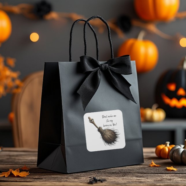 Pegatina Cuadrada Escoba Mascota de Brujas (Make gift giving fun.)