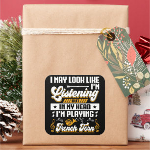 Pegatina Cuadrada Escuchando divertida en mi cabeza estoy jugando al