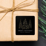 Pegatina Cuadrada Espectacular invierno Pine Black Merry Christmas<br><div class="desc">Elegantes calcomanías navideñas con nevados pinos de Relieve metalizado dorado con fondo negro (o color de su elección). "Feliz Navidad" se muestra en una fuente serif moderna y blanca con tu nombre o texto personalizado debajo. Los pegatinas de vacaciones personalizados son perfectos para usar para sellar Navidades sobres de tarjetas,...</div>