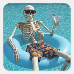 Pegatina Cuadrada Esqueleto de Halloween flotando en una piscina