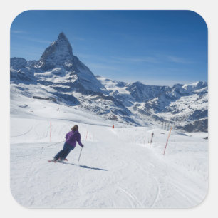 Pegatina Cuadrada Esquí con el monte Matterhorn en Zermatt, Suiza