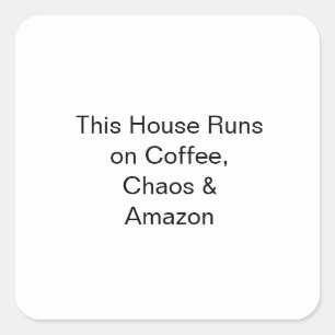 Pegatina Cuadrada Esta Casa Funciona con Café, Caos y Amazon