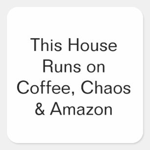 Pegatina Cuadrada Esta Casa Funciona con Café, Caos y Amazon