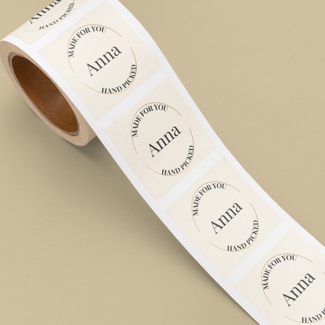 Pegatina Cuadrada Estampado y centrado (Square sticker with centered serif name framed by faux gold stamp and charcoal gray text.)