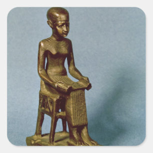 Pegatina Cuadrada Estatua asentada de Imhotep que sostiene un