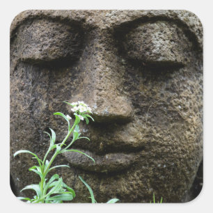 Pegatina Cuadrada Estatua de jardín de piedra con flor