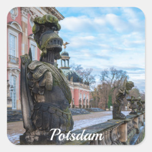 Pegatina Cuadrada Estatuas de caballero de piedra cerca del palacio 