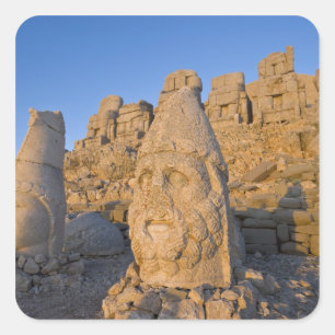 Pegatina Cuadrada Estatuas de cabezas colosales de dioses custodiand